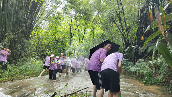 陳楷如：觀戰(zhàn)！“濕身”快樂！.jpg